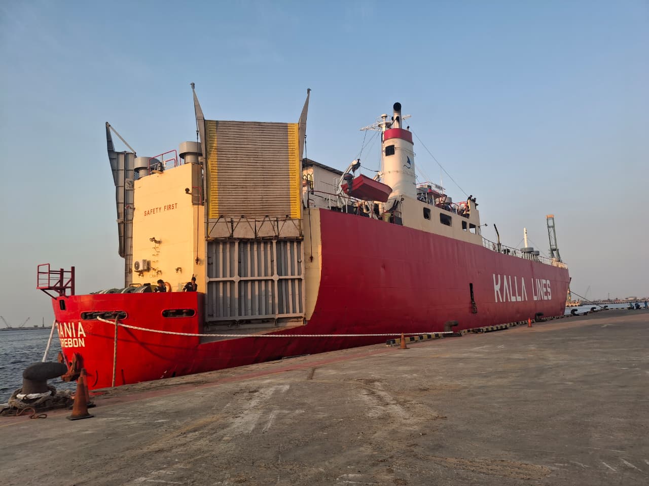 Kapal KALLA LINES di pelabuhan